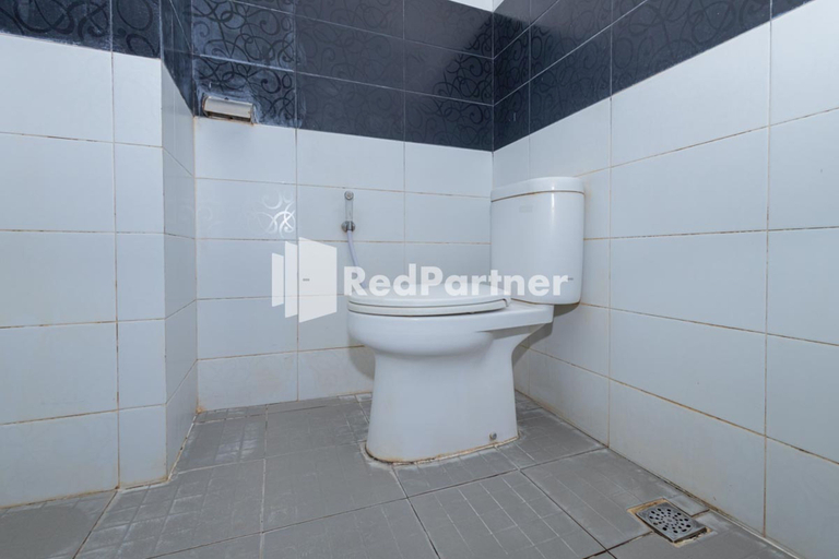 Bathroom 3, Star Hotel Jaksa Mitra RedDoorz, Jakarta Pusat