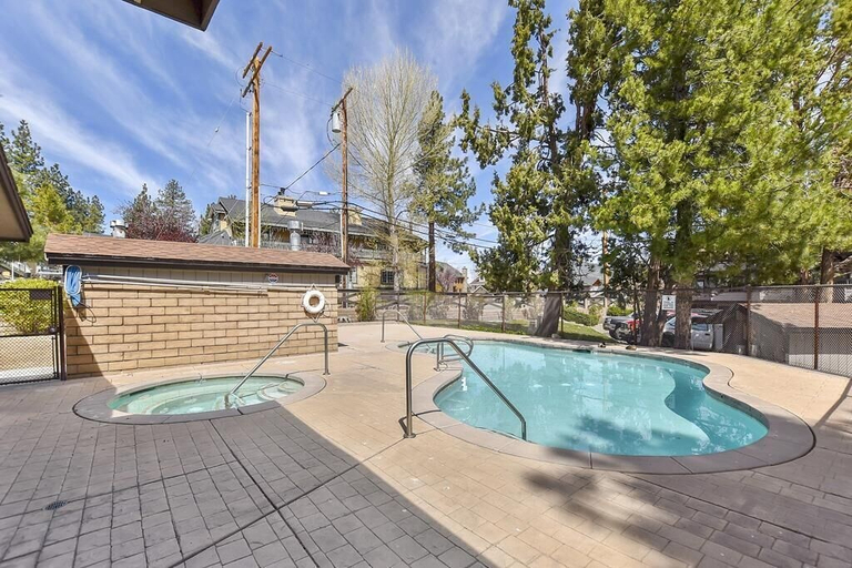 Sport & Beauty, 055 - Lakefront Ski Getaway, San Bernardino