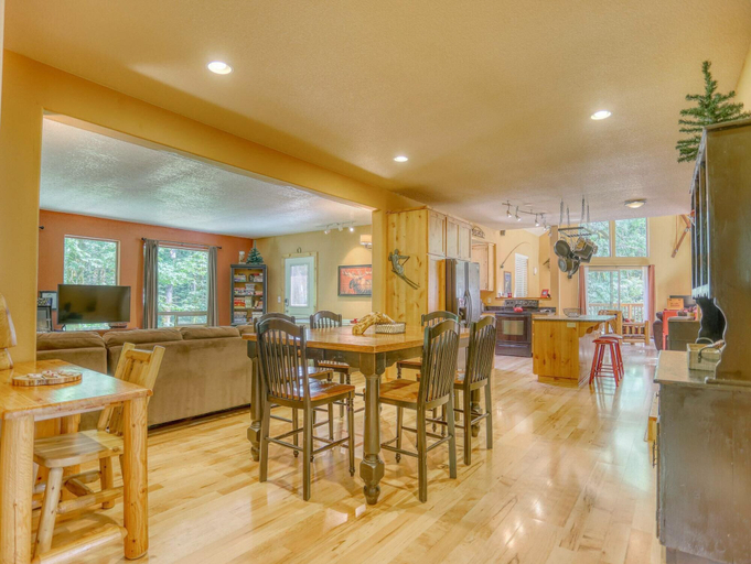 Food & Drinks, Salmon River Chalet - Meredith Lodging, Clackamas