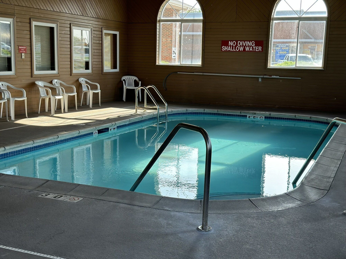 Sport & Beauty 4, Econo Lodge El Paso, IL, Woodford