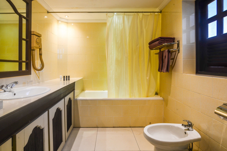 Bathroom 4, Berjaya Praslin Resort