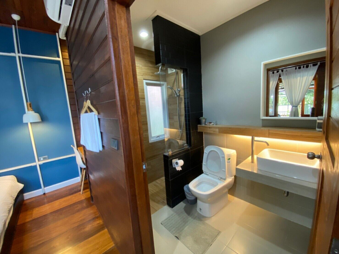 Bathroom 4, Lux Homestay, Nam Nao