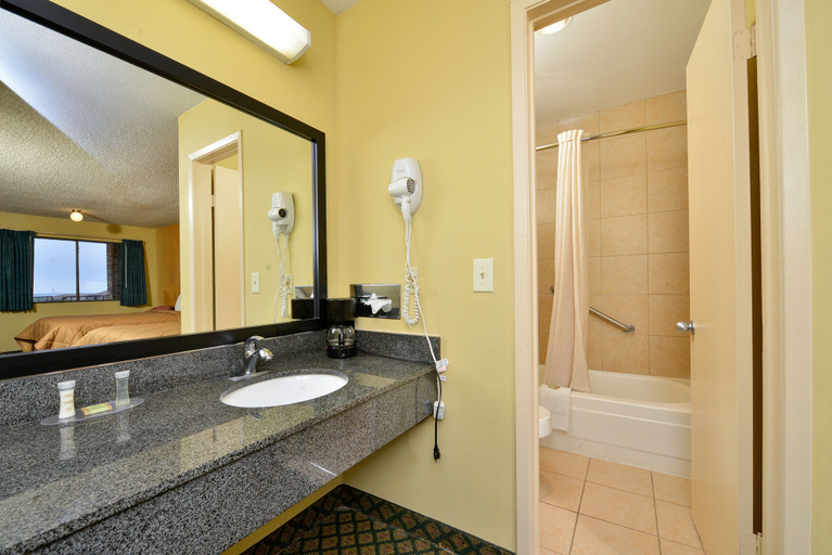Bathroom 5, Super 8 by Wyndham Universal City, Bexar
