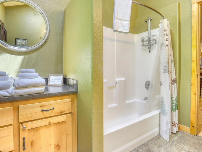 Bathroom 4, Salmon River Chalet - Meredith Lodging, Clackamas