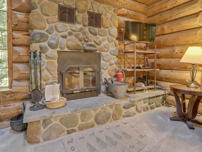 Others 1, Bear Den Log Cabin, Clackamas
