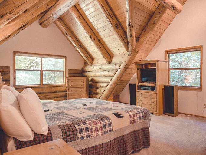 Bedroom 3, Bear Den Log Cabin, Clackamas