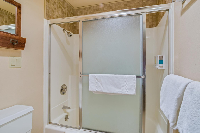 Bathroom 5, Ski House 234 - Meredith Lodging, Deschutes
