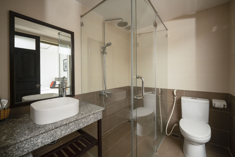 Bathroom 3, Hotel Front Beach, Da Nang