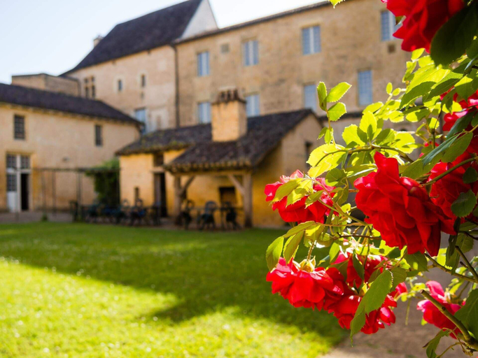 Exterior & Views 2, Auberge de Jeunesse HI Cadouin, Dordogne