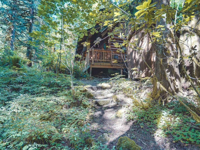 Exterior & Views 2, Bear Den Log Cabin, Clackamas