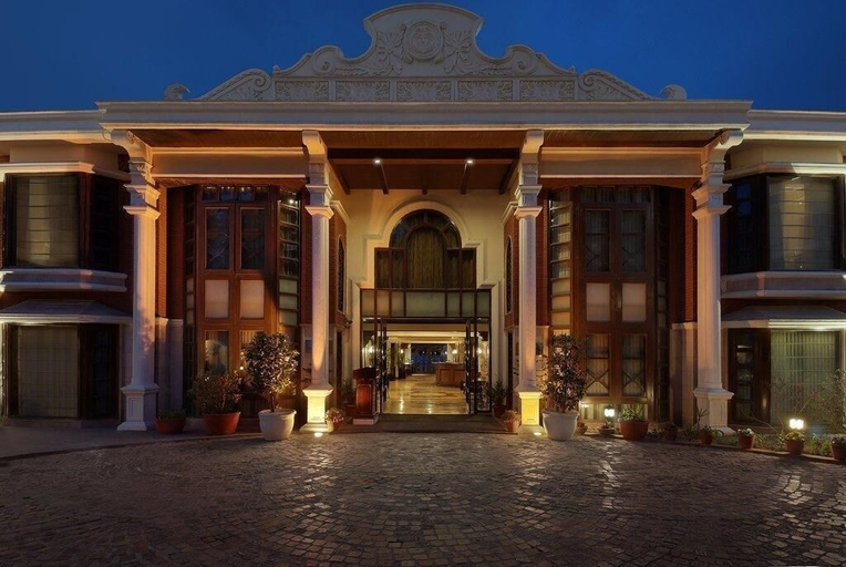 Exterior & Views