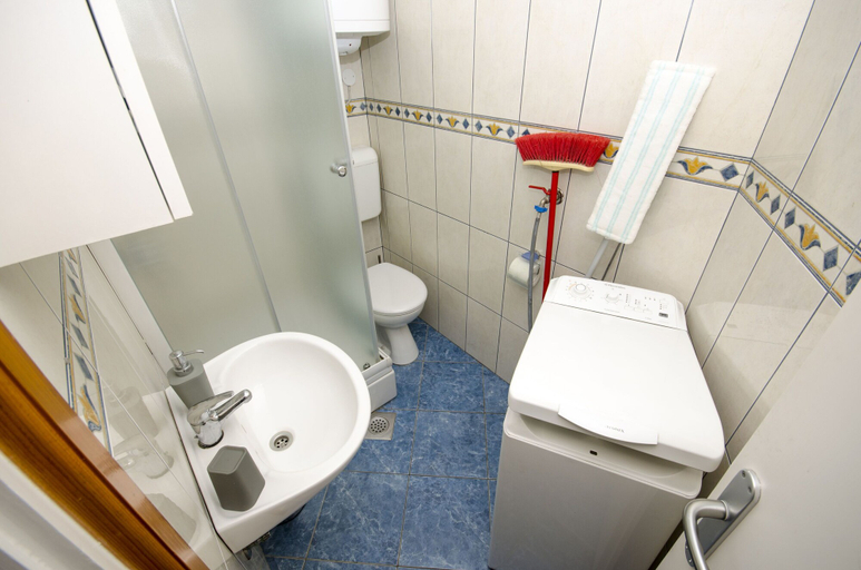 Bathroom 3, House Ratac, Bol