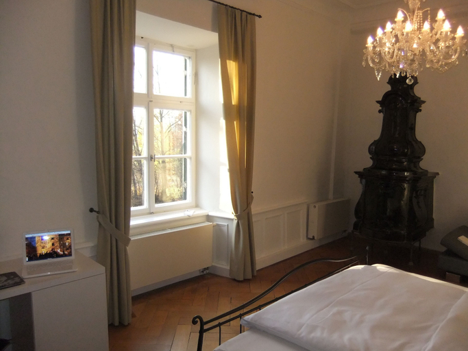 Bedroom 4, Schlossparkhotel Mariakirchen, Rottal-Inn