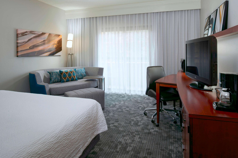Bedroom 3, Courtyard by Marriott Kansas City Airport, Kansas City