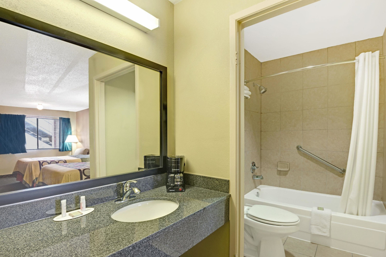 Bathroom 5, Super 8 by Wyndham Universal City, Bexar