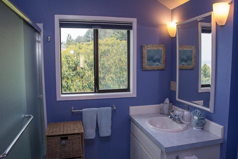 Bathroom 4, Owl Lookout, Lincoln