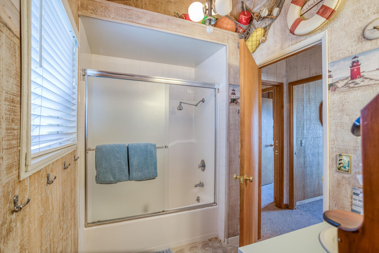 Bathroom 3, Nestle Inn, Tillamook