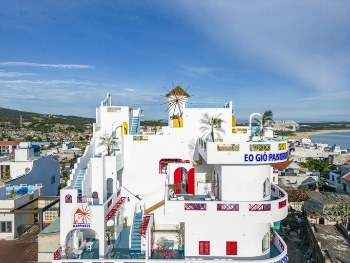 Exterior & Views