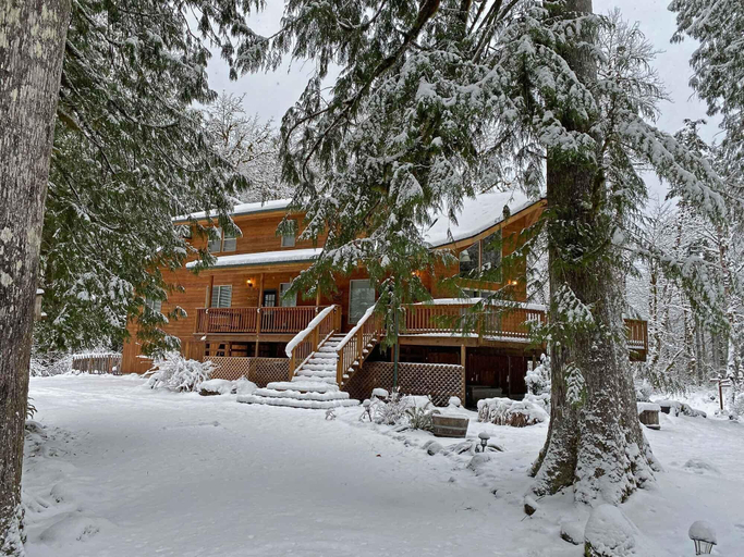 Exterior & Views 2, Salmon River Chalet - Meredith Lodging, Clackamas