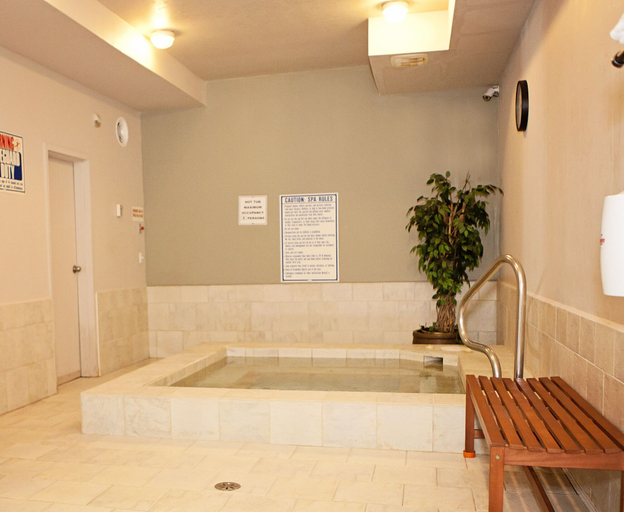 Bathroom 4, Super 8 by Wyndham Cochrane, Division No. 6