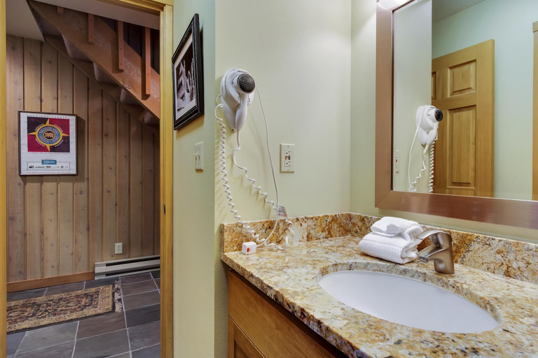 Bathroom 4, Ski House, Deschutes