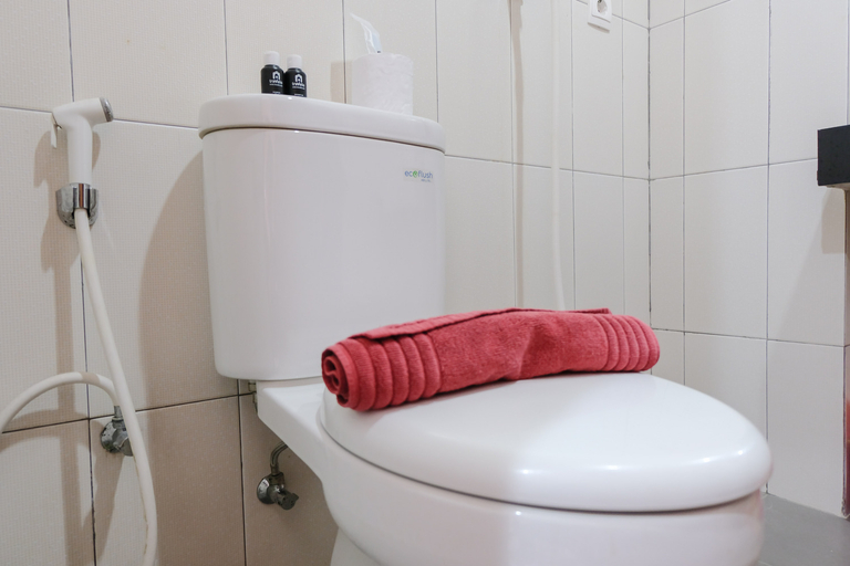 Bathroom 5, Homey and Cozy Studio Apartment at Dago Suites By Travelio, Bandung