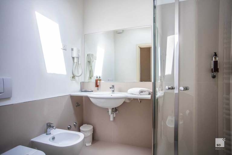 Bathroom 5, Hotel Regina Elena 57 & Oro Bianco Spa, Rimini