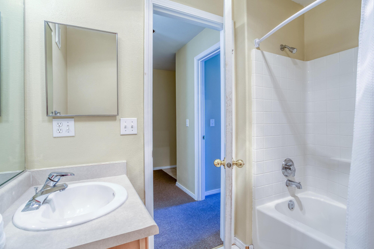 Bathroom, Birds Nest Suite, Lincoln