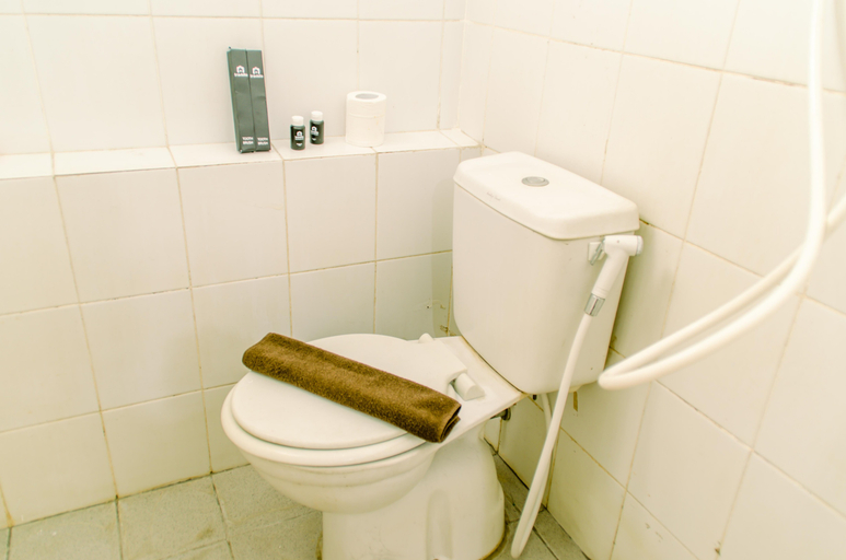 Bathroom 5, Fancy and Nice 2BR at Kalibata City Apartment By Travelio, South Jakarta
