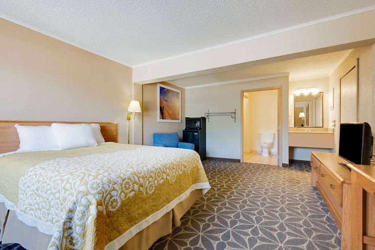 Bedroom 5, Days Inn by Wyndham Fairmont, Marion