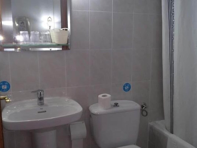 Bathroom 3, Hostal Esmeralda, Madrid