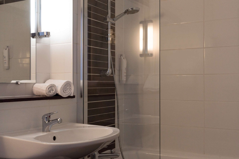 Bathroom 5, Sure Hotel by Best Western Biarritz Aeroport, Pyrénées-Atlantiques