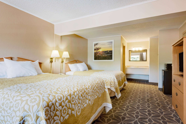 Bedroom 5, Days Inn by Wyndham Fairmont, Marion