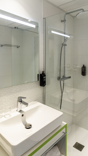 Bathroom 4, ibis Styles Fougères, Ille-et-Vilaine