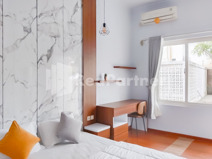 Khayrizsan Guest House Mitra RedDoorz, Cirebon