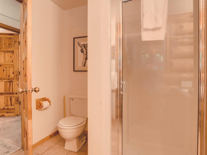 Bathroom 4, Bear Den Log Cabin, Clackamas