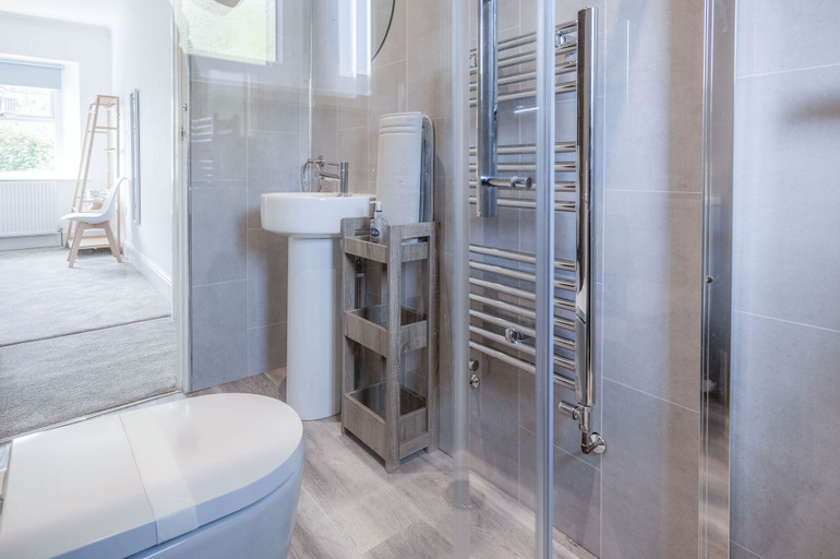 Bathroom 3, Canol Y Bryn - 3 Bedroom Holiday Home - Tenby, Pembrokeshire