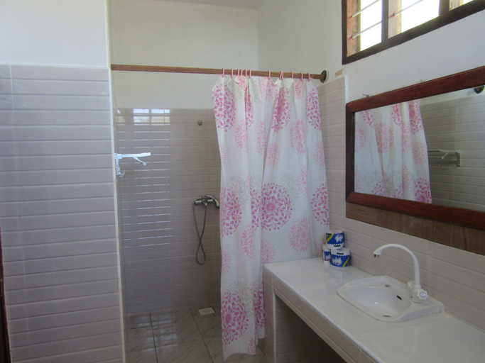 Bathroom 3, Baraka Aquarium Bungalows, Kaskazini 'A'