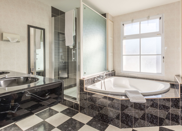 Bathroom 4, Le Manoir de l'Antiquite, Vendée