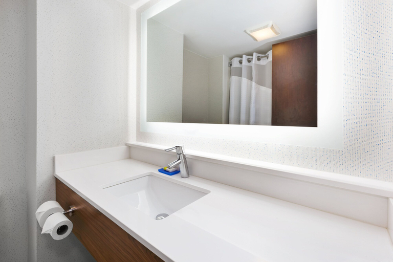 Bathroom 5, Holiday Inn Express WALDORF by IHG, Charles