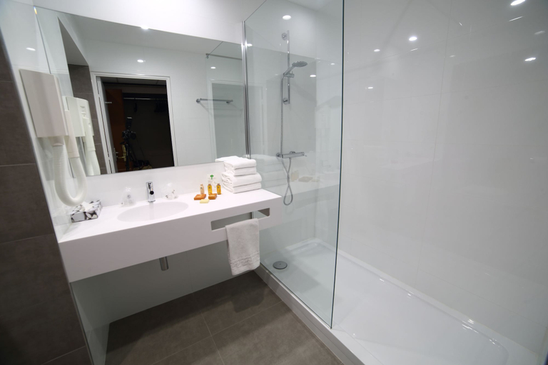 Bathroom 5, Hotel Plaza - site du Futuroscope, Vienne