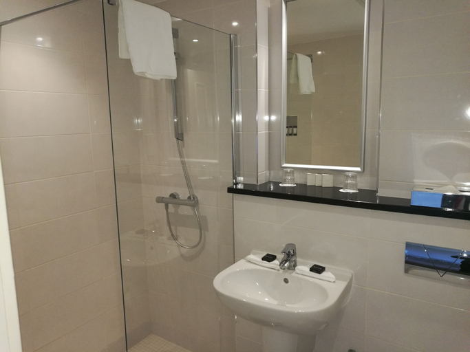 Bathroom 4, THE RINE
