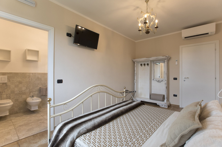 Bedroom 5, Villa Malvasio Piscina Suite Idromassaggio, Sassari