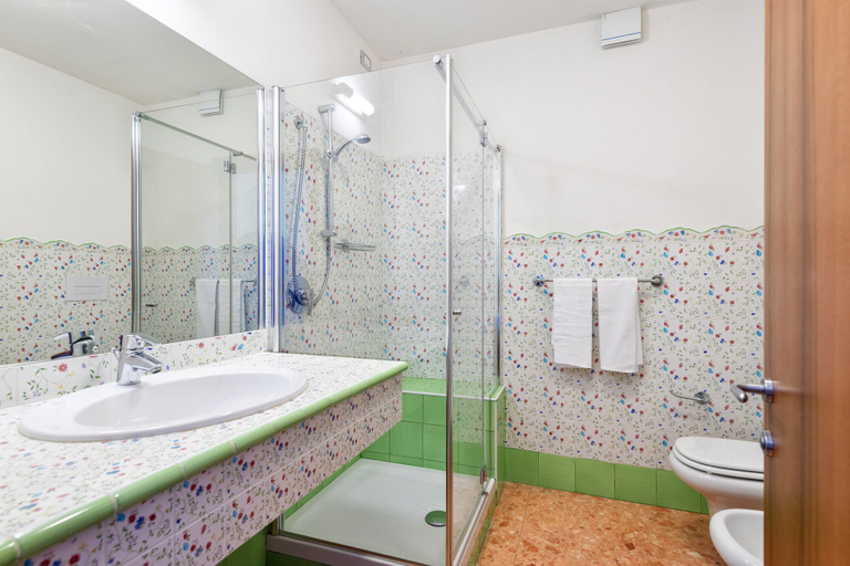 Bathroom 5, Hotel Internazionale, Verona