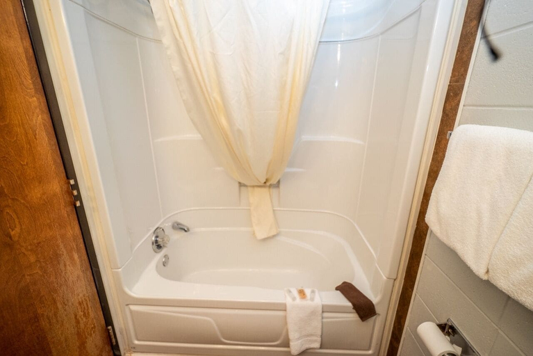 Bathroom 5, Vegreville Garden Inn, Division No. 10