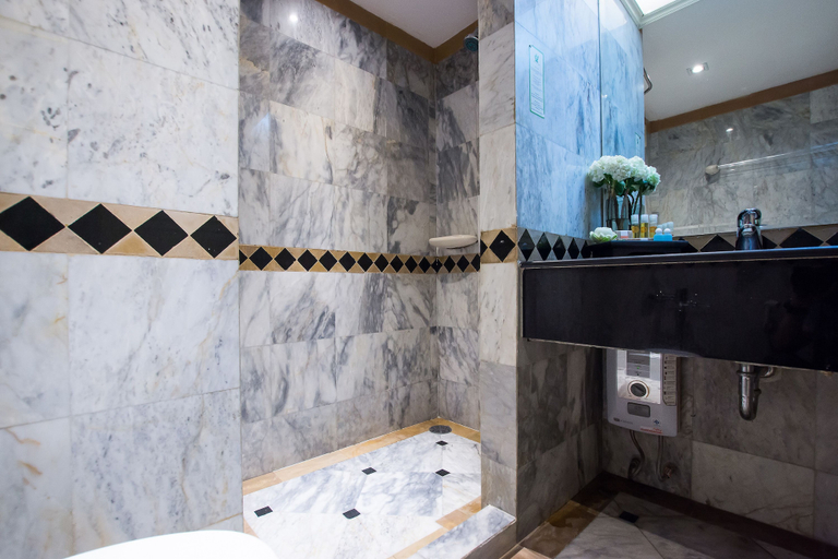Bathroom 5, Buddy Lodge, Phra Nakhon