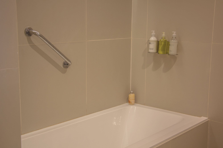 Bathroom 5, Dazzler by Wyndham Asuncion, Asunción