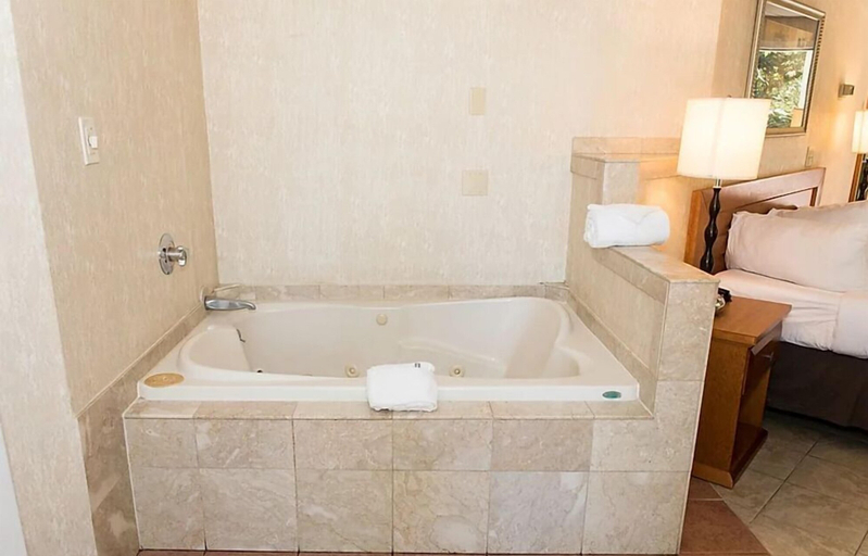 Bathroom 5, Cedar Park Whirlpool Suites, New London