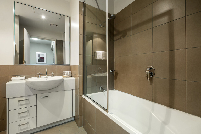 Bathroom 5, Gladstone Downtown Central Apartment Hotel, Gladstone