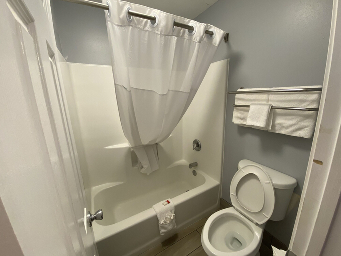 Bathroom 5, Baymont by Wyndham Albany at Albany Mall, Dougherty